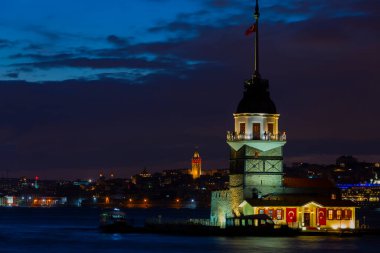 Ortaçağ Bizans döneminden beri Leander Kulesi (Leandros Kulesi) olarak da bilinen Bakire Kulesi (Türkçe: Kz Kulesi), 