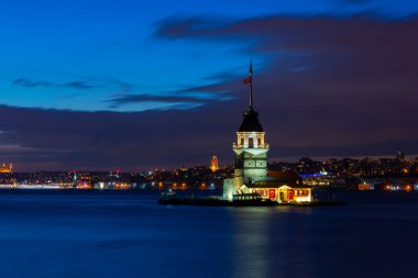 Ortaçağ Bizans döneminden beri Leander Kulesi (Leandros Kulesi) olarak da bilinen Bakire Kulesi (Türkçe: Kz Kulesi), 