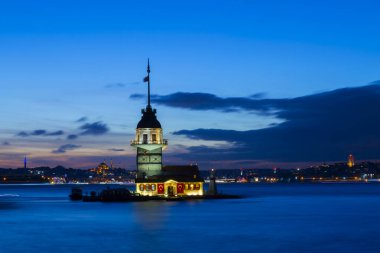 Ortaçağ Bizans döneminden beri Leander Kulesi (Leandros Kulesi) olarak da bilinen Bakire Kulesi (Türkçe: Kz Kulesi), 