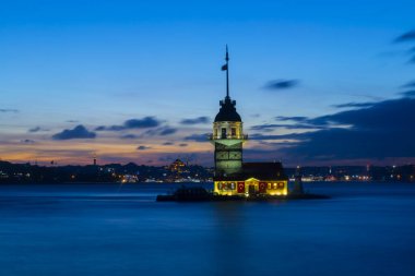 Ortaçağ Bizans döneminden beri Leander Kulesi (Leandros Kulesi) olarak da bilinen Bakire Kulesi (Türkçe: Kz Kulesi), 