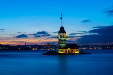 Ortaçağ Bizans döneminden beri Leander Kulesi (Leandros Kulesi) olarak da bilinen Bakire Kulesi (Türkçe: Kz Kulesi), 