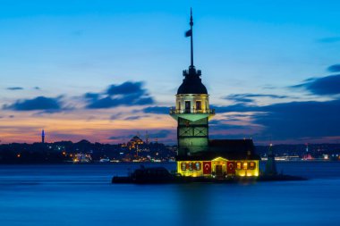 Ortaçağ Bizans döneminden beri Leander Kulesi (Leandros Kulesi) olarak da bilinen Bakire Kulesi (Türkçe: Kz Kulesi), 