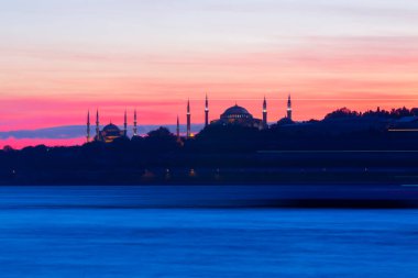 Ortaçağ Bizans döneminden beri Leander Kulesi (Leandros Kulesi) olarak da bilinen Bakire Kulesi (Türkçe: Kz Kulesi), 