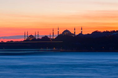 Ortaçağ Bizans döneminden beri Leander Kulesi (Leandros Kulesi) olarak da bilinen Bakire Kulesi (Türkçe: Kz Kulesi), 