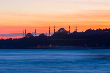 Ortaçağ Bizans döneminden beri Leander Kulesi (Leandros Kulesi) olarak da bilinen Bakire Kulesi (Türkçe: Kz Kulesi), 