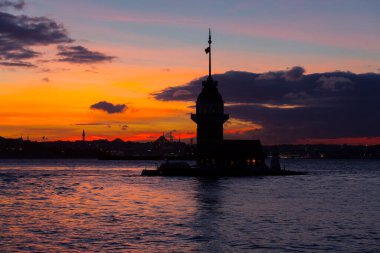 Ortaçağ Bizans döneminden beri Leander Kulesi (Leandros Kulesi) olarak da bilinen Bakire Kulesi (Türkçe: Kz Kulesi), 