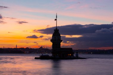 Ortaçağ Bizans döneminden beri Leander Kulesi (Leandros Kulesi) olarak da bilinen Bakire Kulesi (Türkçe: Kz Kulesi), 