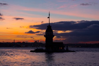 Ortaçağ Bizans döneminden beri Leander Kulesi (Leandros Kulesi) olarak da bilinen Bakire Kulesi (Türkçe: Kz Kulesi), 