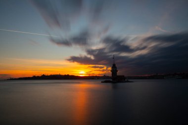 Ortaçağ Bizans döneminden beri Leander Kulesi (Leandros Kulesi) olarak da bilinen Bakire Kulesi (Türkçe: Kz Kulesi), 