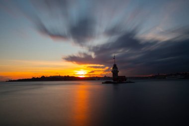 Ortaçağ Bizans döneminden beri Leander Kulesi (Leandros Kulesi) olarak da bilinen Bakire Kulesi (Türkçe: Kz Kulesi), 