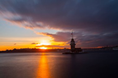 Ortaçağ Bizans döneminden beri Leander Kulesi (Leandros Kulesi) olarak da bilinen Bakire Kulesi (Türkçe: Kz Kulesi), 