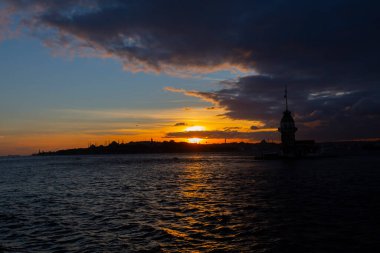 Ortaçağ Bizans döneminden beri Leander Kulesi (Leandros Kulesi) olarak da bilinen Bakire Kulesi (Türkçe: Kz Kulesi), 