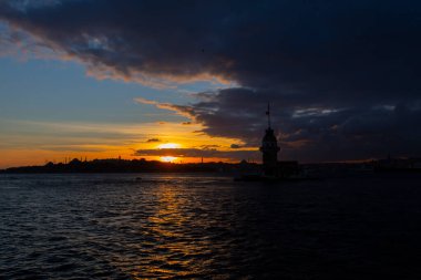 Ortaçağ Bizans döneminden beri Leander Kulesi (Leandros Kulesi) olarak da bilinen Bakire Kulesi (Türkçe: Kz Kulesi), 