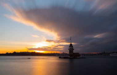 Ortaçağ Bizans döneminden beri Leander Kulesi (Leandros Kulesi) olarak da bilinen Bakire Kulesi (Türkçe: Kz Kulesi), 