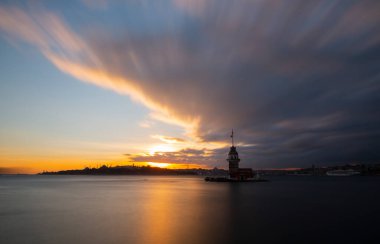 Ortaçağ Bizans döneminden beri Leander Kulesi (Leandros Kulesi) olarak da bilinen Bakire Kulesi (Türkçe: Kz Kulesi), 