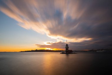 Ortaçağ Bizans döneminden beri Leander Kulesi (Leandros Kulesi) olarak da bilinen Bakire Kulesi (Türkçe: Kz Kulesi), 