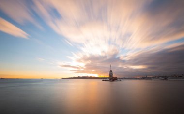Ortaçağ Bizans döneminden beri Leander Kulesi (Leandros Kulesi) olarak da bilinen Bakire Kulesi (Türkçe: Kz Kulesi), 