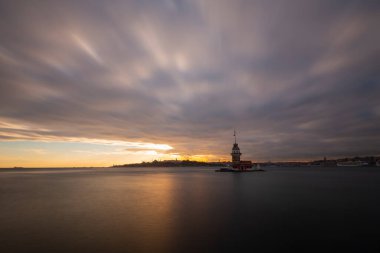 Ortaçağ Bizans döneminden beri Leander Kulesi (Leandros Kulesi) olarak da bilinen Bakire Kulesi (Türkçe: Kz Kulesi), 