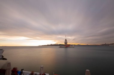 Ortaçağ Bizans döneminden beri Leander Kulesi (Leandros Kulesi) olarak da bilinen Bakire Kulesi (Türkçe: Kz Kulesi), 