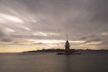 Ortaçağ Bizans döneminden beri Leander Kulesi (Leandros Kulesi) olarak da bilinen Bakire Kulesi (Türkçe: Kz Kulesi), 