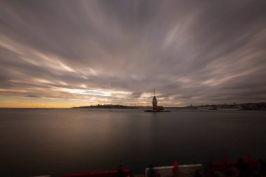 Ortaçağ Bizans döneminden beri Leander Kulesi (Leandros Kulesi) olarak da bilinen Bakire Kulesi (Türkçe: Kz Kulesi), 