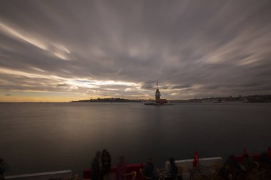Ortaçağ Bizans döneminden beri Leander Kulesi (Leandros Kulesi) olarak da bilinen Bakire Kulesi (Türkçe: Kz Kulesi), 