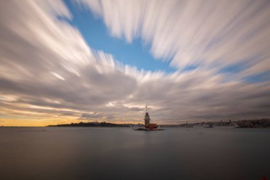 Ortaçağ Bizans döneminden beri Leander Kulesi (Leandros Kulesi) olarak da bilinen Bakire Kulesi (Türkçe: Kz Kulesi), 