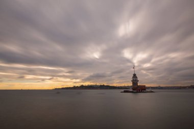 Ortaçağ Bizans döneminden beri Leander Kulesi (Leandros Kulesi) olarak da bilinen Bakire Kulesi (Türkçe: Kz Kulesi), 