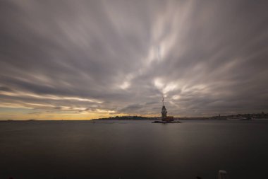 Ortaçağ Bizans döneminden beri Leander Kulesi (Leandros Kulesi) olarak da bilinen Bakire Kulesi (Türkçe: Kz Kulesi), 