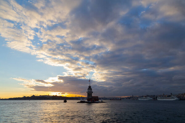 Девичья башня представляет собой сооружение, построенное на небольшом островке у Салачакского побережья Босфора.