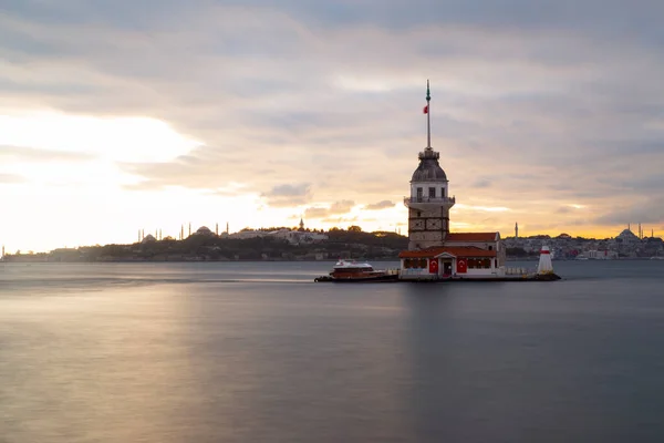 Maiden Tower Een Gebouw Gebouwd Een Klein Eilandje Aan Kust — Stockfoto