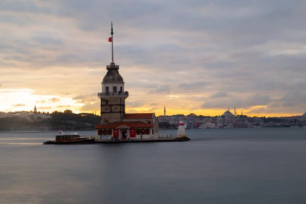 Maiden Tower Een Gebouw Gebouwd Een Klein Eilandje Aan Kust — Stockfoto