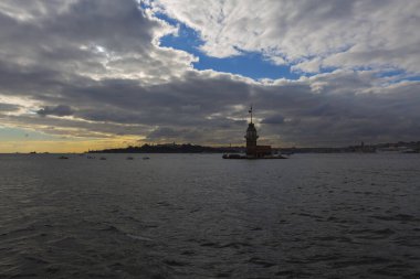 Bakire Kulesi: Boğaz manzarasının vazgeçilmez yerlerinden biri şüphesiz Bakire Kulesi 'dir. Küçük bir adada inşa edilen kule birçok efsanenin konusudur..