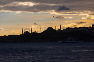 Bakire Kulesi: Boğaz manzarasının vazgeçilmez yerlerinden biri şüphesiz Bakire Kulesi 'dir. Küçük bir adada inşa edilen kule birçok efsanenin konusudur..