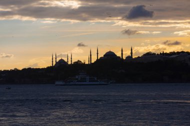 Bakire Kulesi: Boğaz manzarasının vazgeçilmez yerlerinden biri şüphesiz Bakire Kulesi 'dir. Küçük bir adada inşa edilen kule birçok efsanenin konusudur..