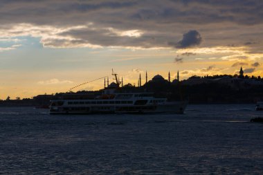 Bakire Kulesi: Boğaz manzarasının vazgeçilmez yerlerinden biri şüphesiz Bakire Kulesi 'dir. Küçük bir adada inşa edilen kule birçok efsanenin konusudur..