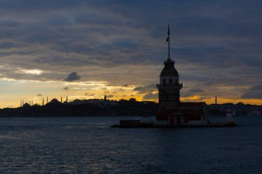 Bakire Kulesi: Boğaz manzarasının vazgeçilmez yerlerinden biri şüphesiz Bakire Kulesi 'dir. Küçük bir adada inşa edilen kule birçok efsanenin konusudur..
