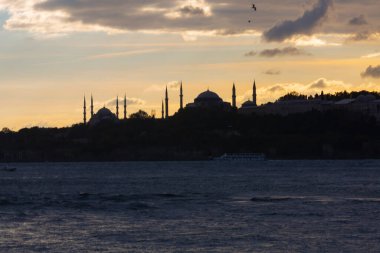 Bakire Kulesi: Boğaz manzarasının vazgeçilmez yerlerinden biri şüphesiz Bakire Kulesi 'dir. Küçük bir adada inşa edilen kule birçok efsanenin konusudur..