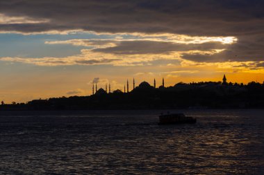 Bakire Kulesi: Boğaz manzarasının vazgeçilmez yerlerinden biri şüphesiz Bakire Kulesi 'dir. Küçük bir adada inşa edilen kule birçok efsanenin konusudur..