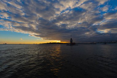 Bakire Kulesi: Boğaz manzarasının vazgeçilmez yerlerinden biri şüphesiz Bakire Kulesi 'dir. Küçük bir adada inşa edilen kule birçok efsanenin konusudur..