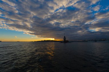 Bakire Kulesi: Boğaz manzarasının vazgeçilmez yerlerinden biri şüphesiz Bakire Kulesi 'dir. Küçük bir adada inşa edilen kule birçok efsanenin konusudur..