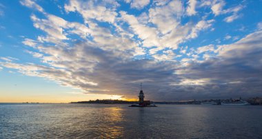 Bakire Kulesi: Boğaz manzarasının vazgeçilmez yerlerinden biri şüphesiz Bakire Kulesi 'dir. Küçük bir adada inşa edilen kule birçok efsanenin konusudur..