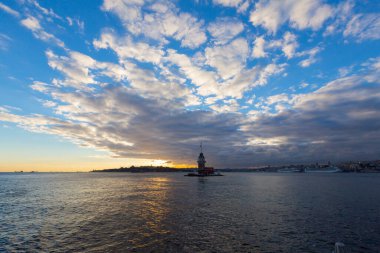 Bakire Kulesi: Boğaz manzarasının vazgeçilmez yerlerinden biri şüphesiz Bakire Kulesi 'dir. Küçük bir adada inşa edilen kule birçok efsanenin konusudur..