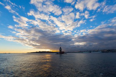 Bakire Kulesi: Boğaz manzarasının vazgeçilmez yerlerinden biri şüphesiz Bakire Kulesi 'dir. Küçük bir adada inşa edilen kule birçok efsanenin konusudur..