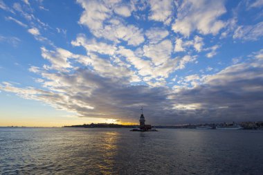 Bakire Kulesi: Boğaz manzarasının vazgeçilmez yerlerinden biri şüphesiz Bakire Kulesi 'dir. Küçük bir adada inşa edilen kule birçok efsanenin konusudur..