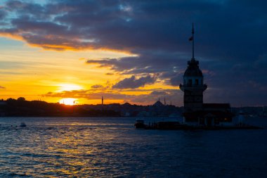 Bakire Kulesi: Boğaz manzarasının vazgeçilmez yerlerinden biri şüphesiz Bakire Kulesi 'dir. Küçük bir adada inşa edilen kule birçok efsanenin konusudur..
