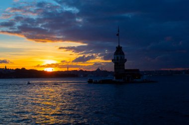Bakire Kulesi: Boğaz manzarasının vazgeçilmez yerlerinden biri şüphesiz Bakire Kulesi 'dir. Küçük bir adada inşa edilen kule birçok efsanenin konusudur..
