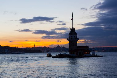 Bakire Kulesi: Boğaz manzarasının vazgeçilmez yerlerinden biri şüphesiz Bakire Kulesi 'dir. Küçük bir adada inşa edilen kule birçok efsanenin konusudur..