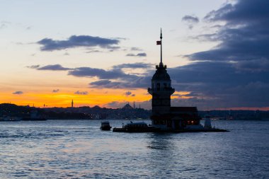 Bakire Kulesi: Boğaz manzarasının vazgeçilmez yerlerinden biri şüphesiz Bakire Kulesi 'dir. Küçük bir adada inşa edilen kule birçok efsanenin konusudur..