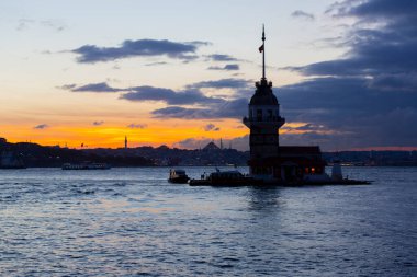 Bakire Kulesi: Boğaz manzarasının vazgeçilmez yerlerinden biri şüphesiz Bakire Kulesi 'dir. Küçük bir adada inşa edilen kule birçok efsanenin konusudur..